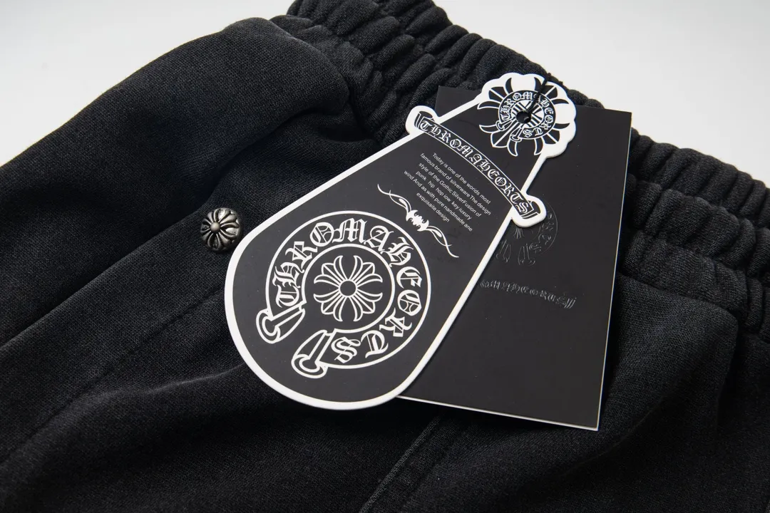 P220 model number Y663 CHROME HEARTS/Chrome Hearts CH 23SS washed buttoned trousers and sweatpants, soft and comfortable, with a great upper body experience. The pants are decorated with classic cross leather patches, which are full of design. Trousers with elastic waist and leggings, a super versatile fashion item, will definitely turn heads. A must-have treasure sweatpants. The shape is super easy and easy to wear. Both men and women can easily wear it. They are the first choice for the street, don’t miss it! ! ! size:S-XL